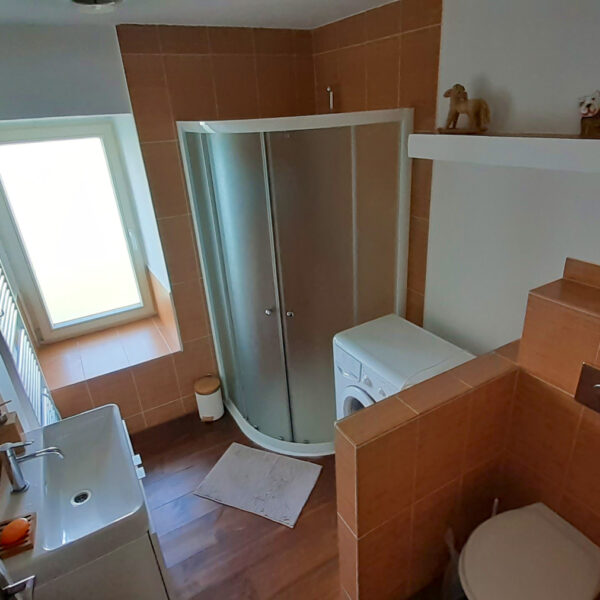 sprchový kout, WC, pračka, umyvadlo