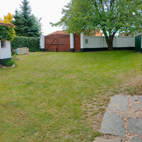 chráněný dvůr, pohled od chalupy
